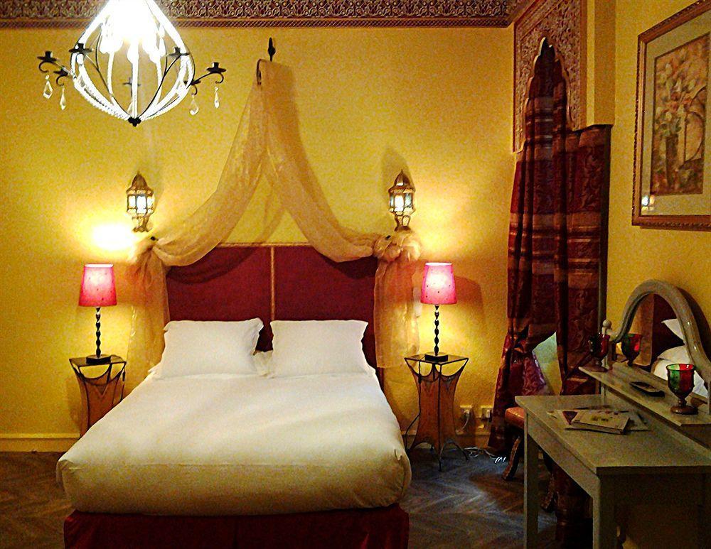 Hotel De La Tour De L'Horloge Dinan Dış mekan fotoğraf